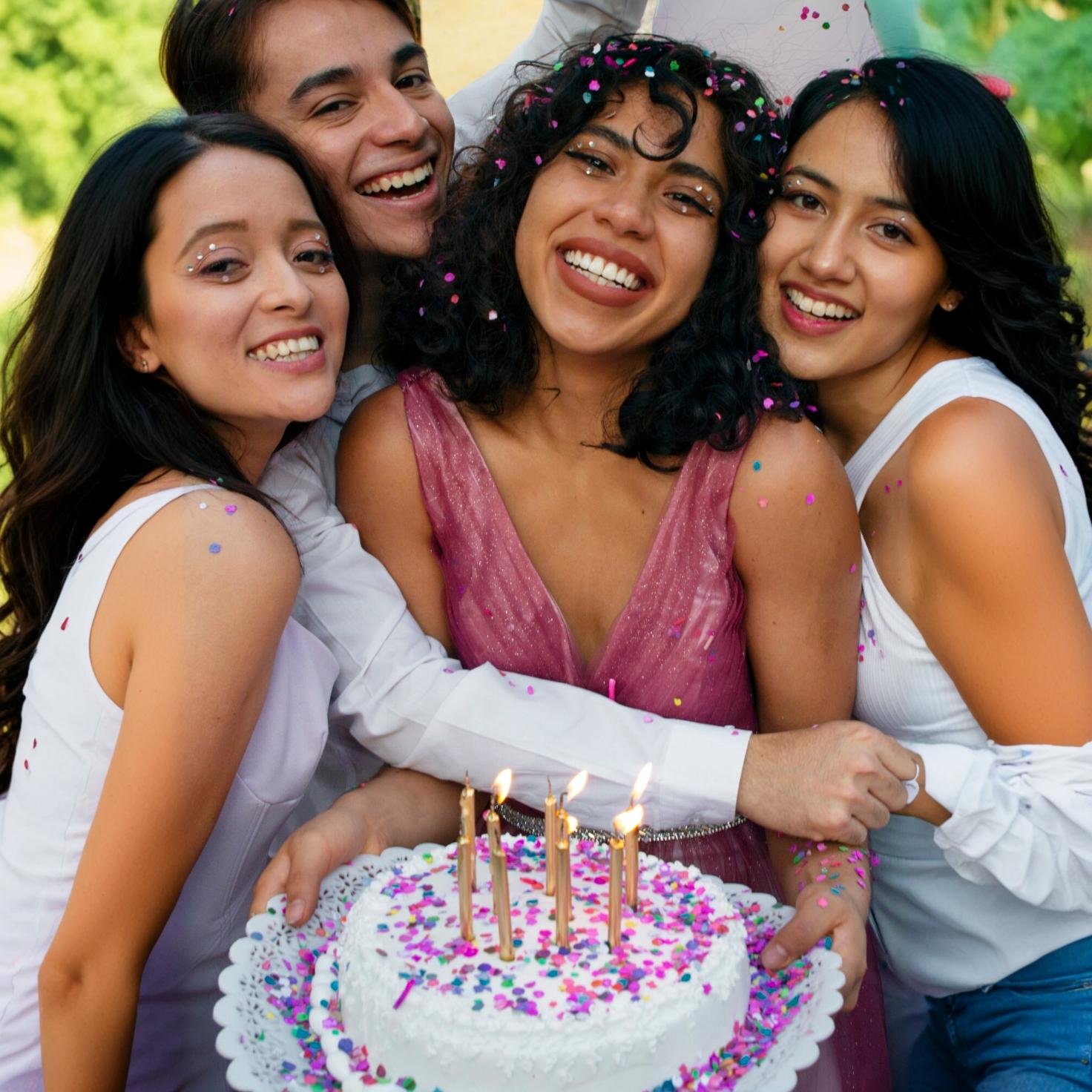 gruppo di amiche a un compleanno con torta